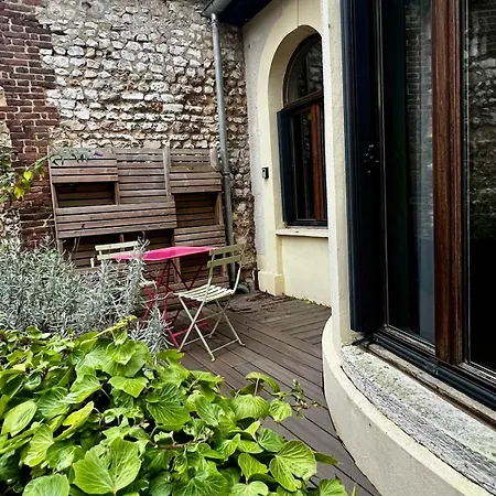 Atypique, Le Donjon Apartment